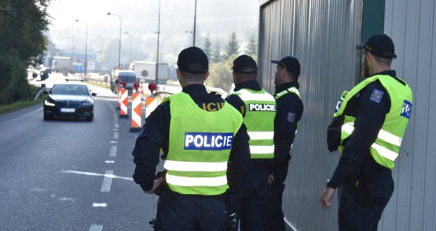 Namátkové kontroly vozidel jsou plynulé, nikterak nezpomalují plynulý přejezd přes česko-slovenskou hranici.