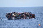 Migranti na přeplněné lodi