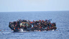 Migranti na přeplněné lodi.