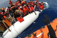 Italové vylovili z moře 1100 migrantů z Libye, žena na člunu dokonce porodila