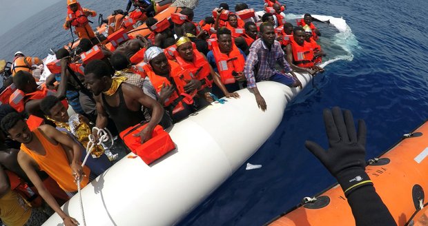 Italové vylovili z moře 1100 migrantů z Libye, žena na člunu dokonce porodila