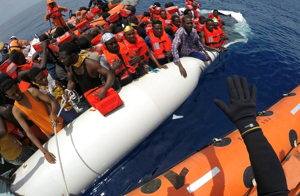 Kapitán lodi libyjského námořnictva sdělil, že jeho plavidlo pomohlo z moře 123 lidem, kteří ztroskotali. Těla pěti lidí, kteří byli po smrti, když pomoc dorazila, se nepodařilo vytáhnout. Na člunu byly nalezeny dvě mrtvé děti. (ilustrační foto)