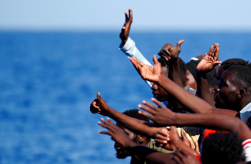 Migranti, kteří připluli na italské pobřeží.