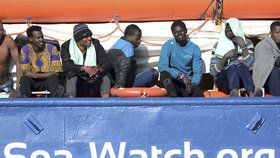 „Už toho bylo dost“. Loď s migranty i přes zákaz pluje k italským břehům
