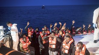 Neziskovky spolupracující s pašeráky uprchlíků žalují Frontex