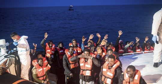 Neziskovky spolupracující s pašeráky uprchlíků žalují Frontex