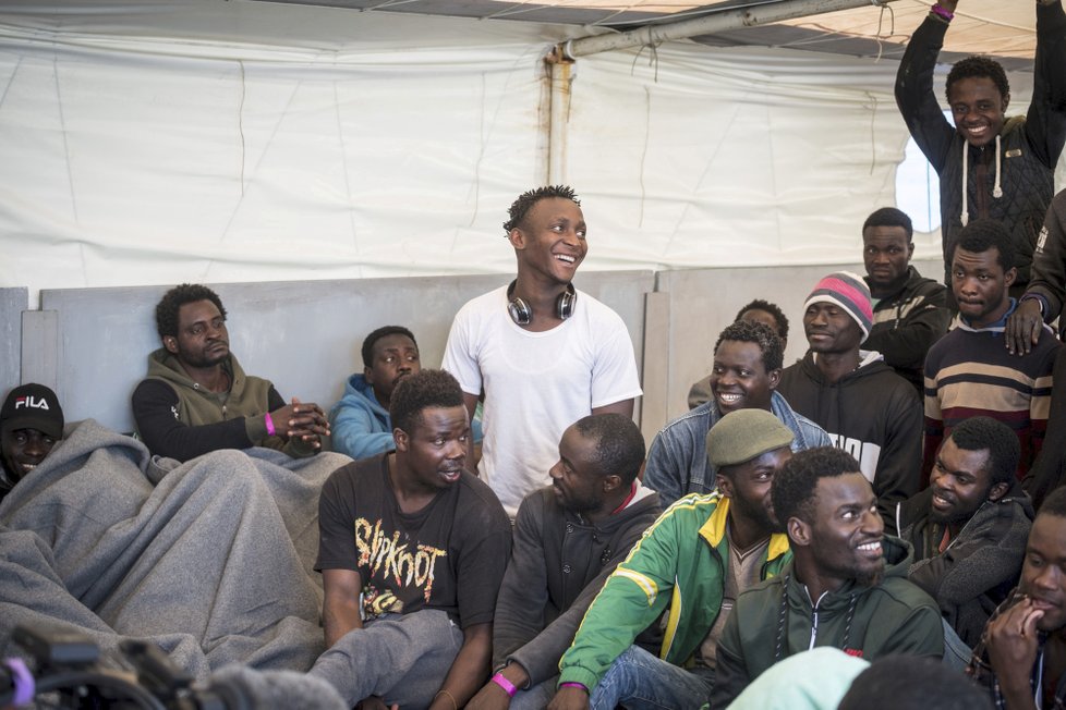 Migranti putující přes  moře na lodích