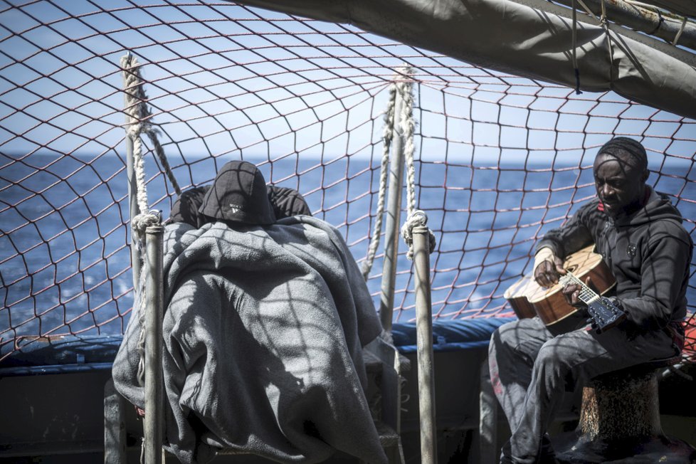 Migranti z lodi Sea-Watch 3.