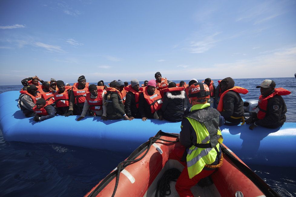 Migranti, které vzala loď německé neziskové organizace Sea-Eye na palubu (4. 4. 2019)