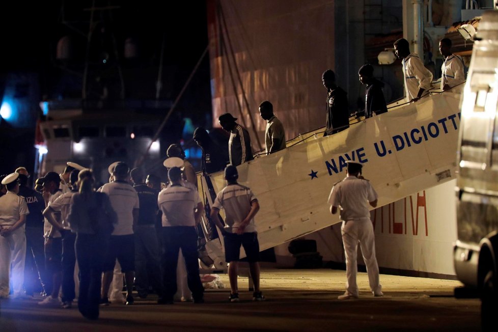 Na popud italského prezidenta se v sicilském přístavu Trapani ve čtvrtek pozdě večer vylodilo po čtyřech dnech na moři 67 migrantů