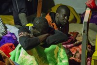 239 migrantů přivezli do Itálie, měli i známky mučení. Jakých 5 měst EU si je rozdělí?