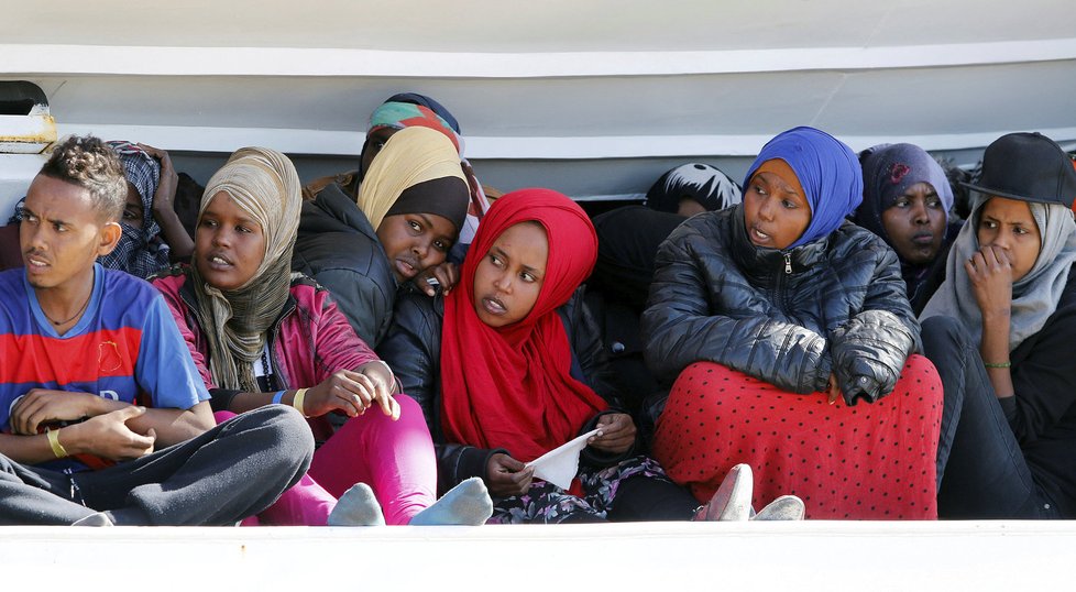 Za několik posledních dní záchranáři ve Středomoří vyzvedli přes 6 000 migrantů, kteří se z Libye plavili do Itálie.