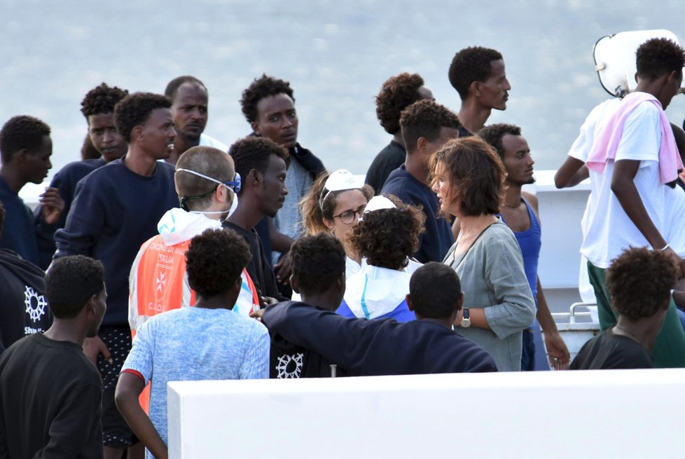 Převážně eritrejští migranti, kteří míří do Itálie.