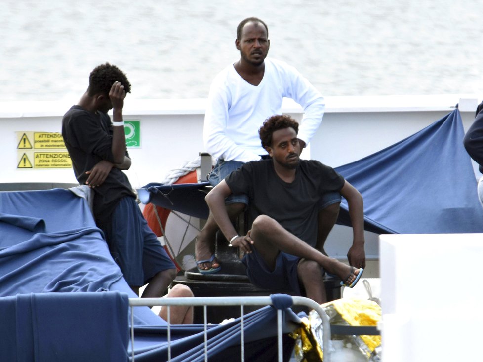 Převážně eritrejští migranti, kteří míří do Itálie.