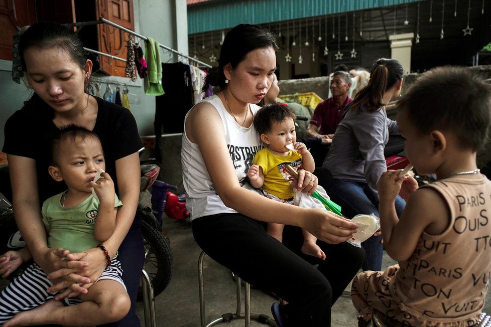 Rodiny mrtvých migrantů z kamionu smrti truchlí ve Vietnamu pro oběti pašeráků.