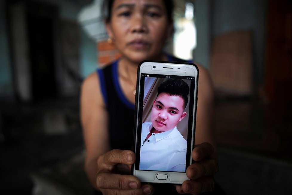 Rodiny mrtvých migrantů z kamionu smrti truchlí ve Vietnamu pro oběti pašeráků.
