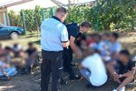 Také ve středu, pár hodin před začátkem kontrol na hranicích se Slovenskem, pokračoval proud nelegálních migrantů do Česka. Jihomoravská policie jich zadržela 265.