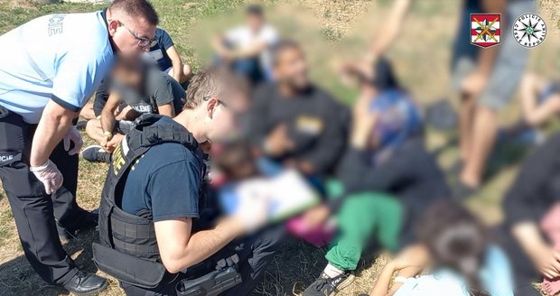 Také ve středu, pár hodin před začátkem kontrol na hranicích se Slovenskem, pokračoval proud nelegálních migrantů do Česka. Jihomoravská policie jich zadržela 265.