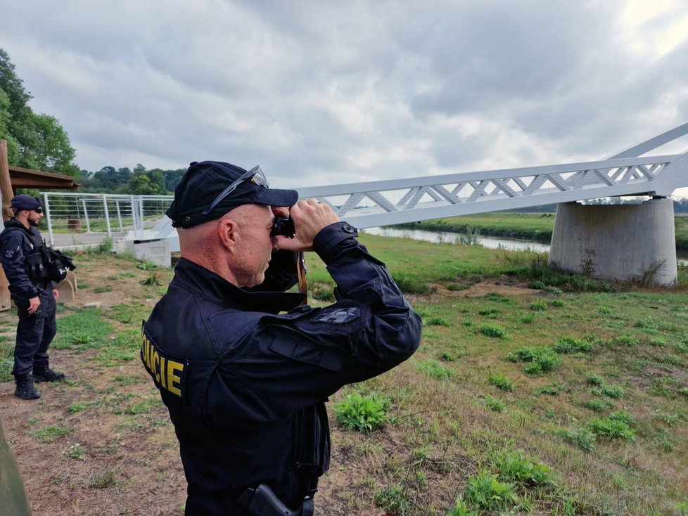 Také ve středu, pár hodin před začátkem kontrol na hranicích se Slovenskem, pokračoval proud nelegálních migrantů do Česka. Jihomoravská policie jich zadržela 265.