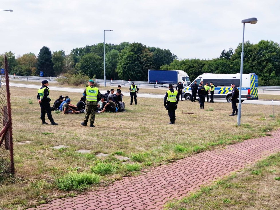 Také ve středu, pár hodin před začátkem kontrol na hranicích se Slovenskem, pokračoval proud nelegálních migrantů do Česka. Jihomoravská policie jich zadržela 265.