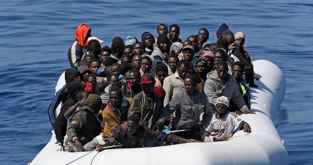 Z moře zachránili za jediný den 4200 uprchlíků: Kam v Evropě půjdou dál?