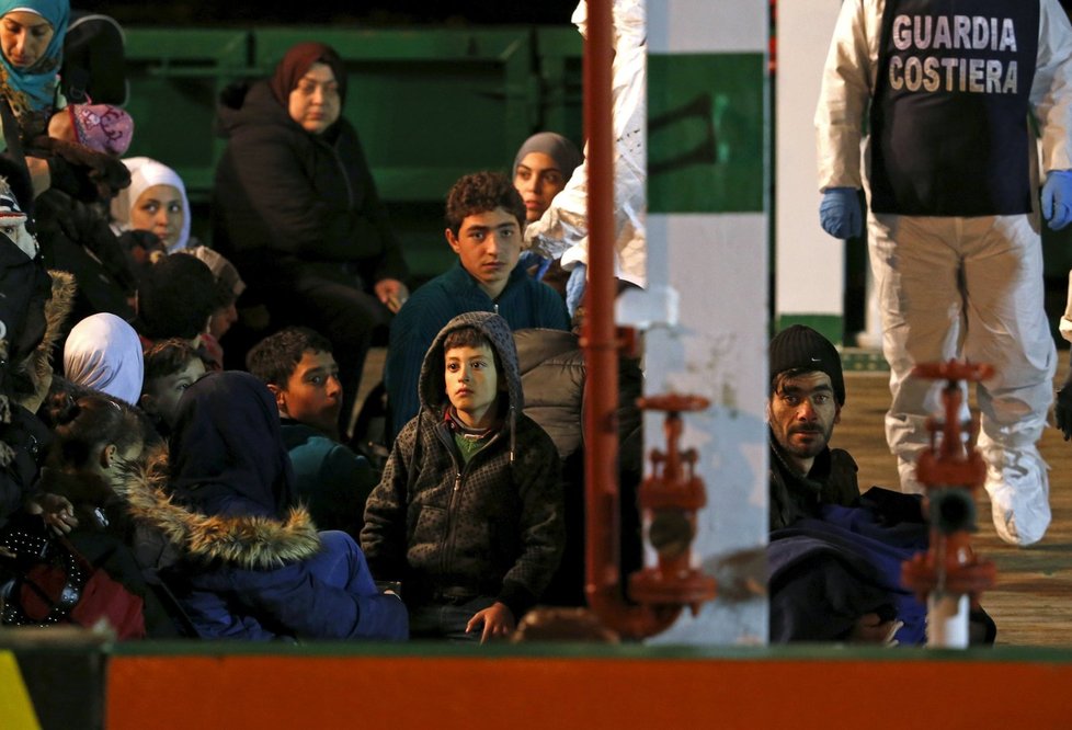 Stovky migrantů se utopily ve vodách Středozemního moře.