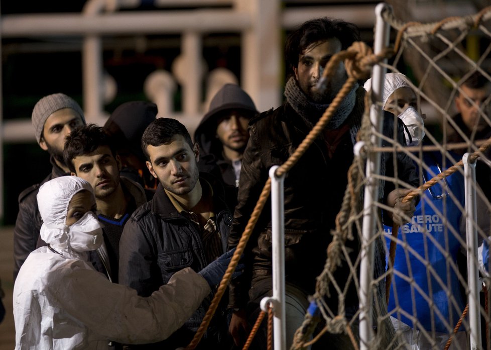 Stovky migrantů se utopily ve vodách Středozemního moře