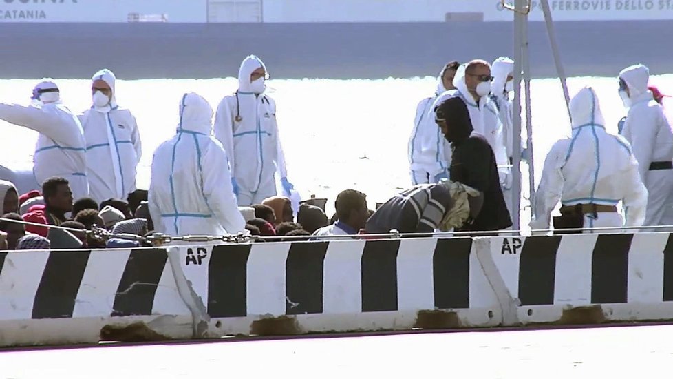 Stovky migrantů se utopily ve vodách Středozemního moře