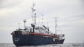 Loď německé neziskové organizace s 64 migranty odmítli v Itálii i na Maltě