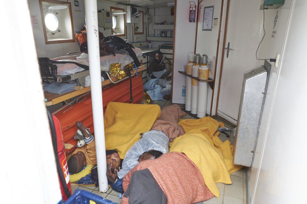 Loď německé neziskové organizace s 64 migranty odmítli v Itálii i na Maltě