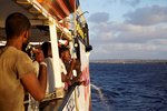 Lodě s migranty pouze plují podél břehu. Situace na palubě začíná být podle zdrojů neúnosná. OSN se snaží na břeh dostat alespoň děti.