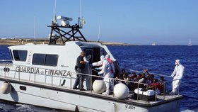 Lodě s migranty pouze plují podél břehu. Situace na palubě začíná být podle zdrojů neúnosná. OSN se snaží na břeh dostat alespoň děti