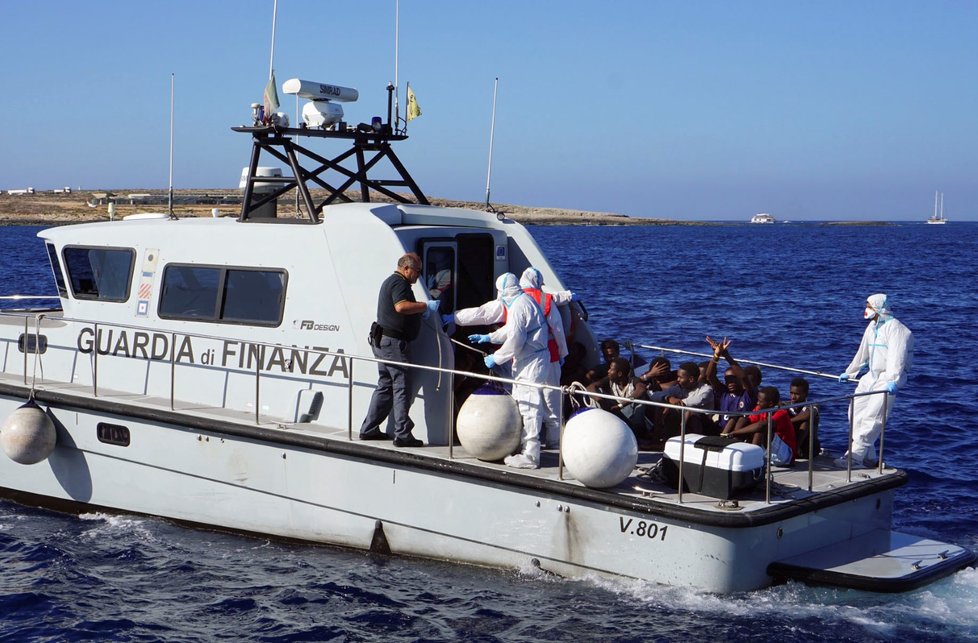 Lodě s migranty pouze plují podél břehu. Situace na palubě začíná být podle zdrojů neúnosná. OSN se snaží na břeh dostat alespoň děti.