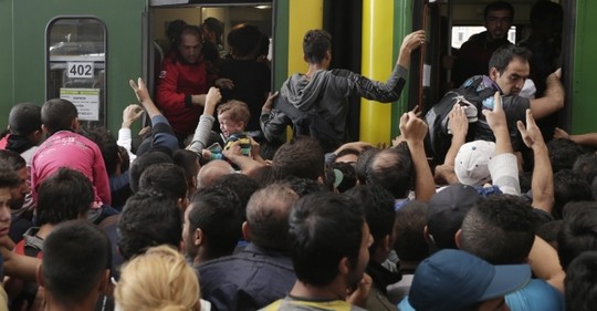 Migranti na budapešťském nádraží Keleti