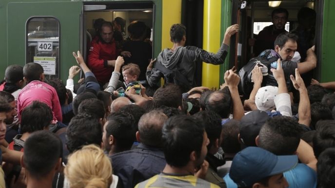 Migranti na budapešťském nádraží Keleti