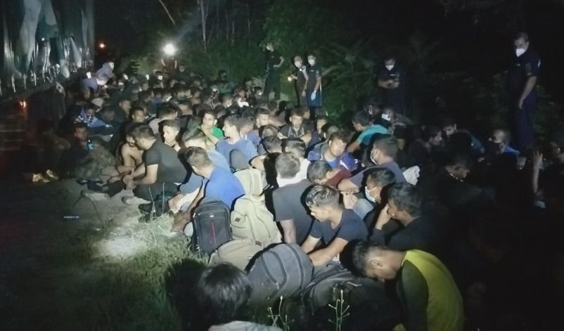 V Severní Makedonii našli v kamionu 211 migrantů, včetně 63 dětí.