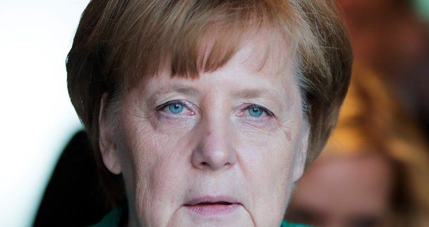 Spor o vracení běženců z hranic Německa: Jde i o Česko. A hrozí i pád Merkelové