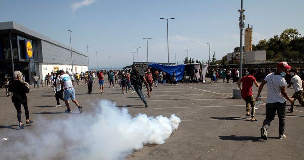 Bitka vedle Lidlu: Migranti se dovolávali Merkelové, policie nasadila slzný plyn