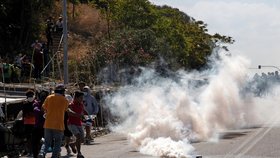 Střet migrantů ze zničeného tábora Moria na řeckém ostrově Lesbos s policií (12. 9. 2020)