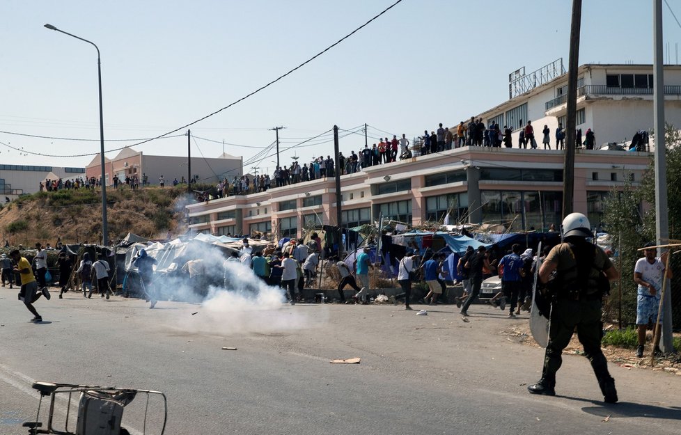 Střet migrantů ze zničeného tábora Moria na řeckém ostrově Lesbos s policií (12. 9. 2020)