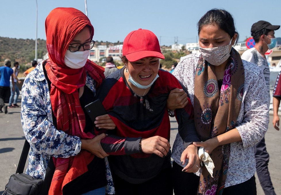 Střet migrantů ze zničeného tábora Moria na řeckém ostrově Lesbos s policií (12. 9. 2020)