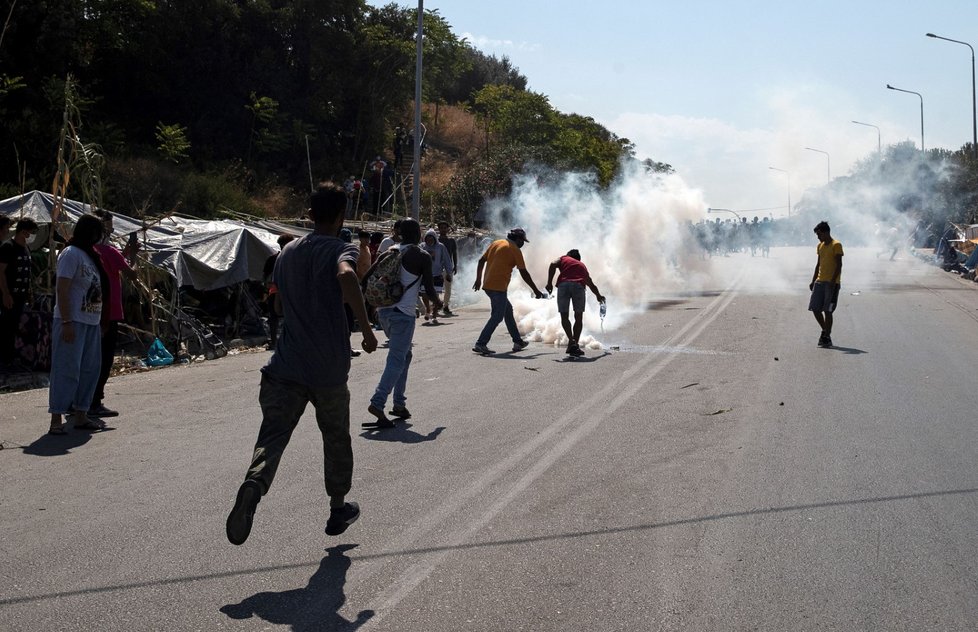 Střet migrantů ze zničeného tábora Moria na řeckém ostrově Lesbos s policií (12. 9. 2020)