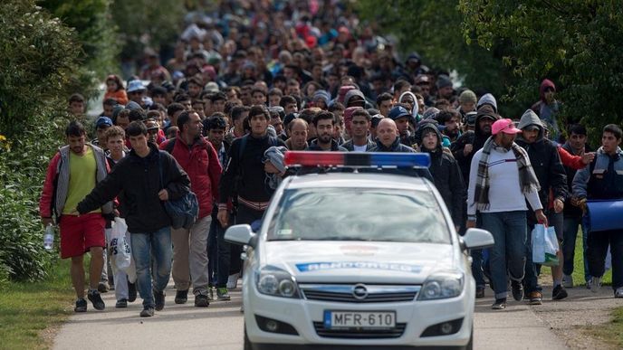 Migranti pochodují u hranic za autem maďarské policie