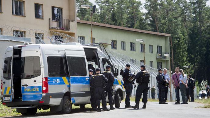 Policie posílila kontrolu zařízení pro migranty v Bělé