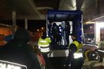 Dvanáct nelegálních migrantů odhalili policisté v Lanžhotě v rumunské dodávce.