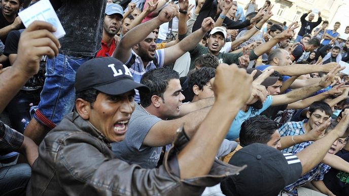 Migranti před maďarským nádražím Keleti