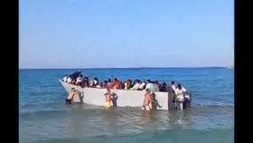 Turisté odtlačili loď s migranty zpět na moře