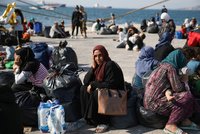 Z moře zachránili 400 migrantů. „Vybereme si a zbytek pošleme pryč,“ varoval premiér Řecka