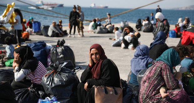Z moře zachránili 400 migrantů. „Vybereme si a zbytek pošleme pryč,“ varoval premiér Řecka