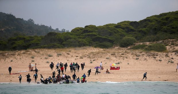 Španělé mají napilno, z moře od Nového roku vytáhli přes 400 migrantů